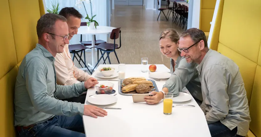 Collega's aan het lunchen