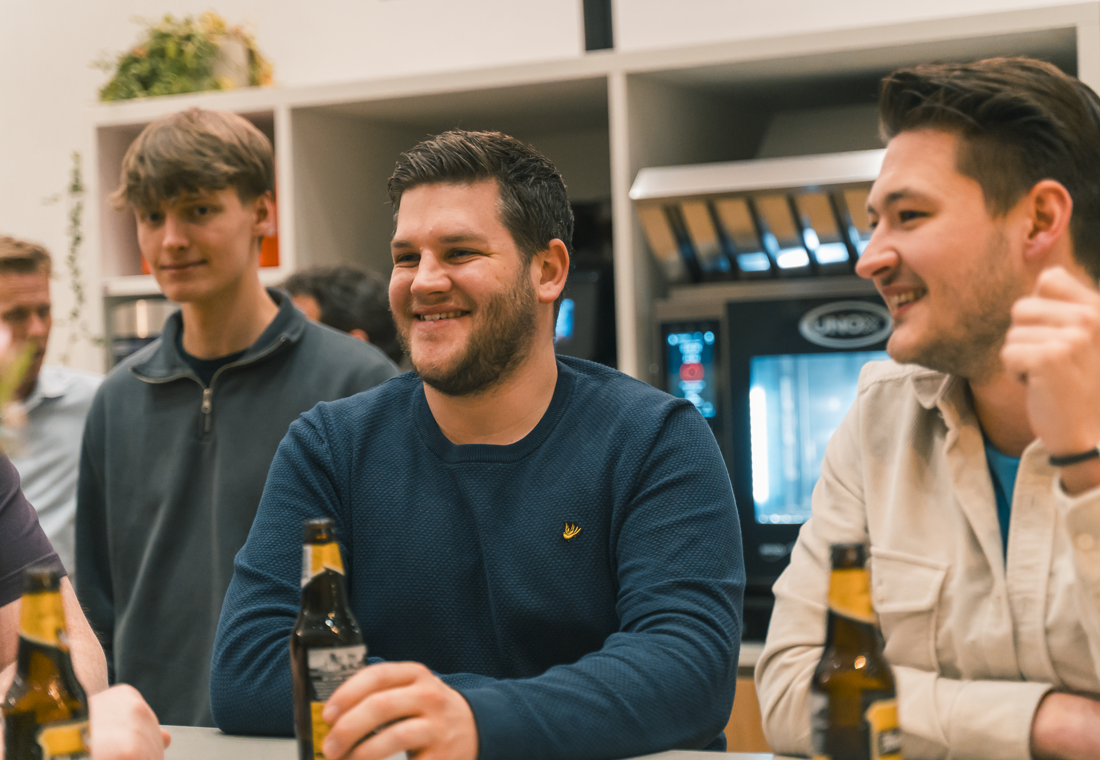 Collega's tijdens borrel